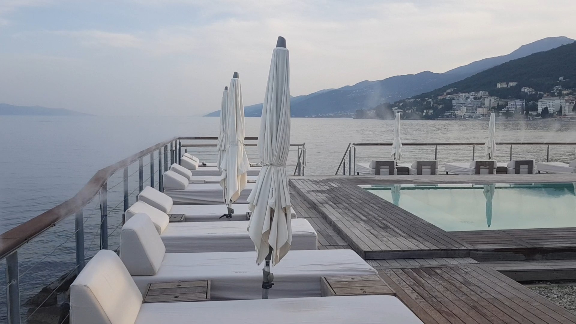 Meglenje ob hotelskem bazenu z razgledom na morje