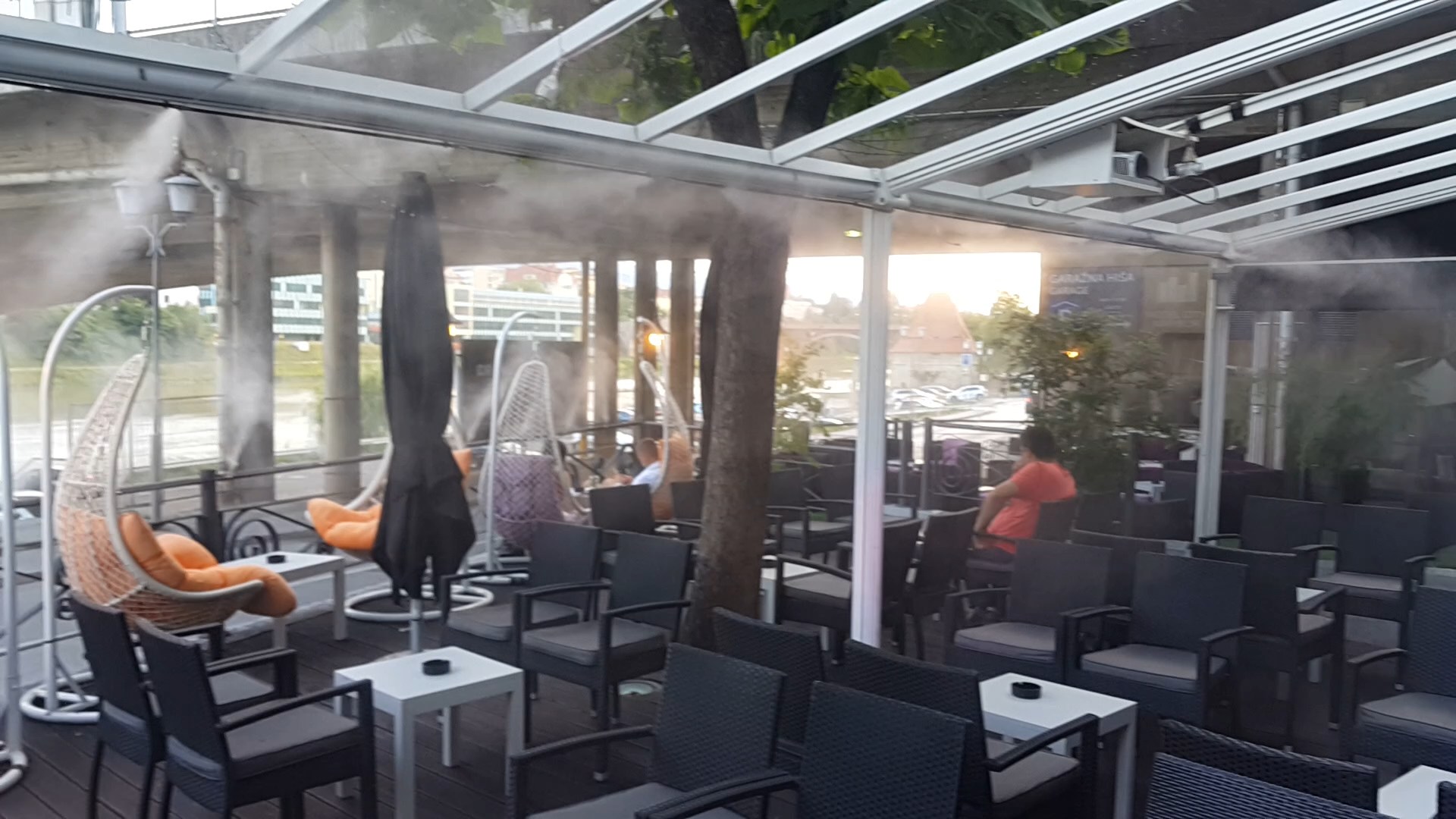 Meglenje na ograji obrečne lounge terase
