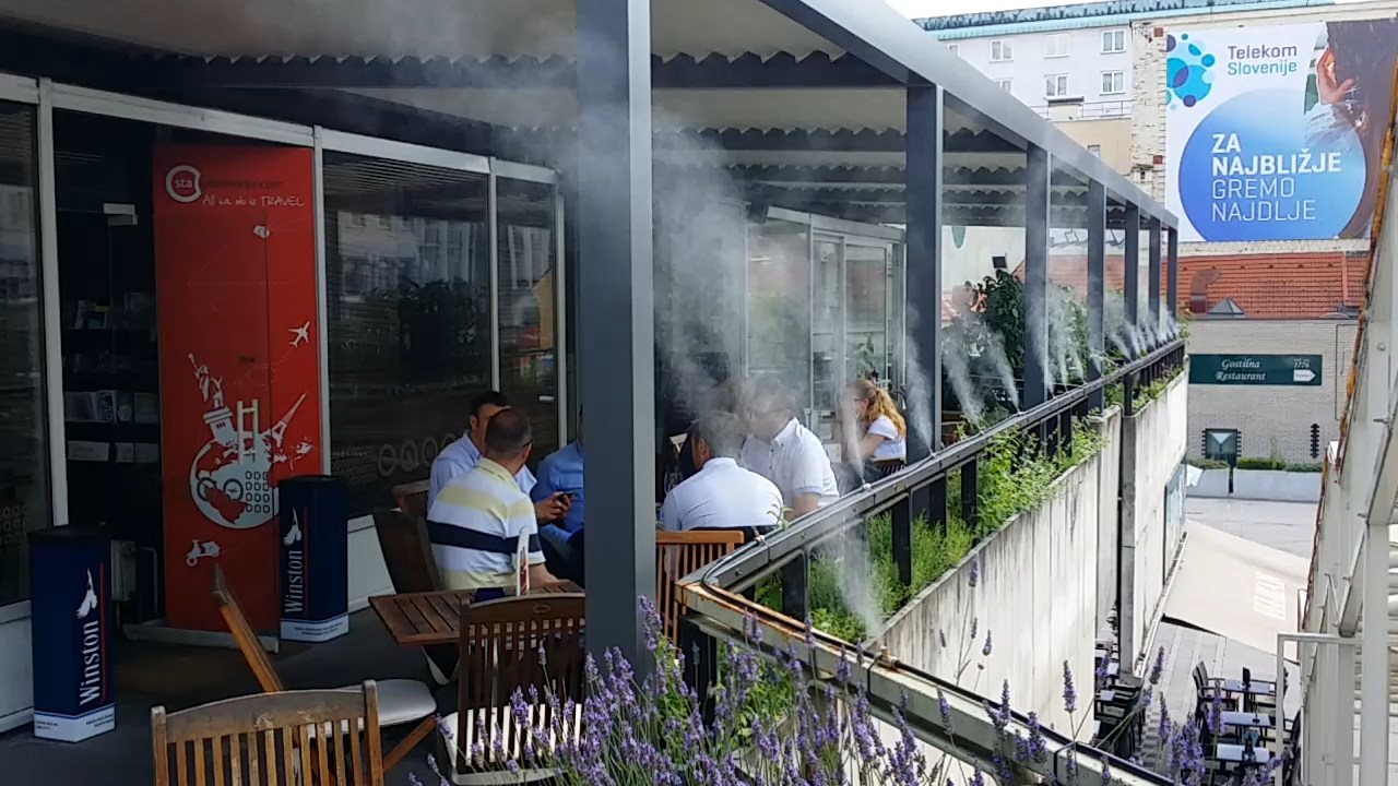 Meglenje na ograji dvignjene mestne terase