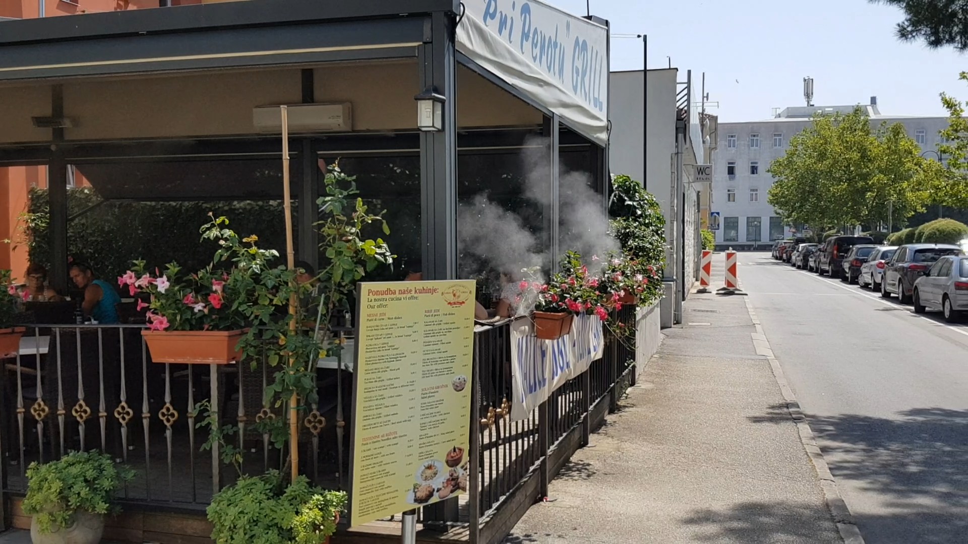 Meglenje na ograji grill restavracije zvečer