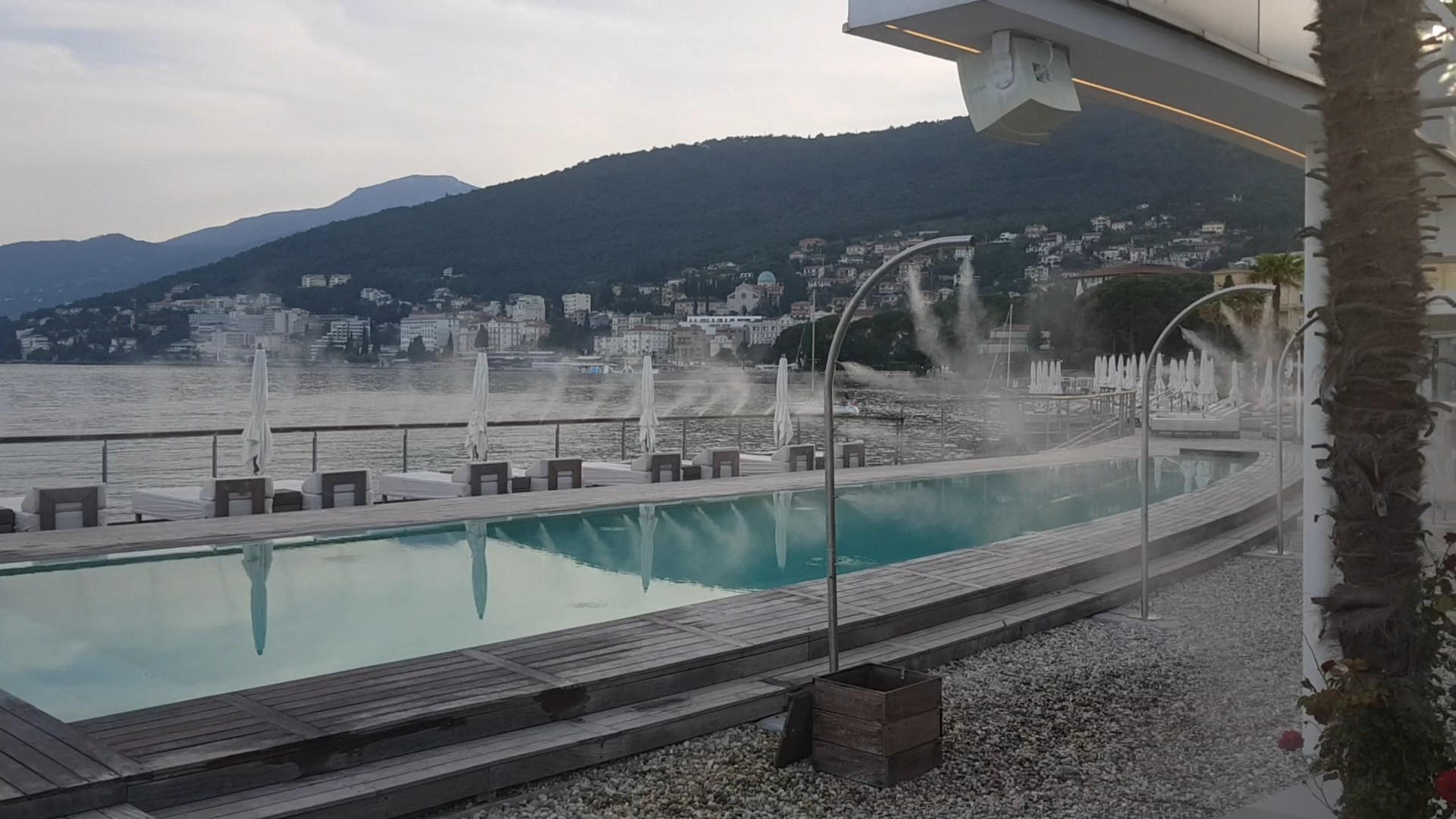 Meglenje ob hotelskem bazenu na obali