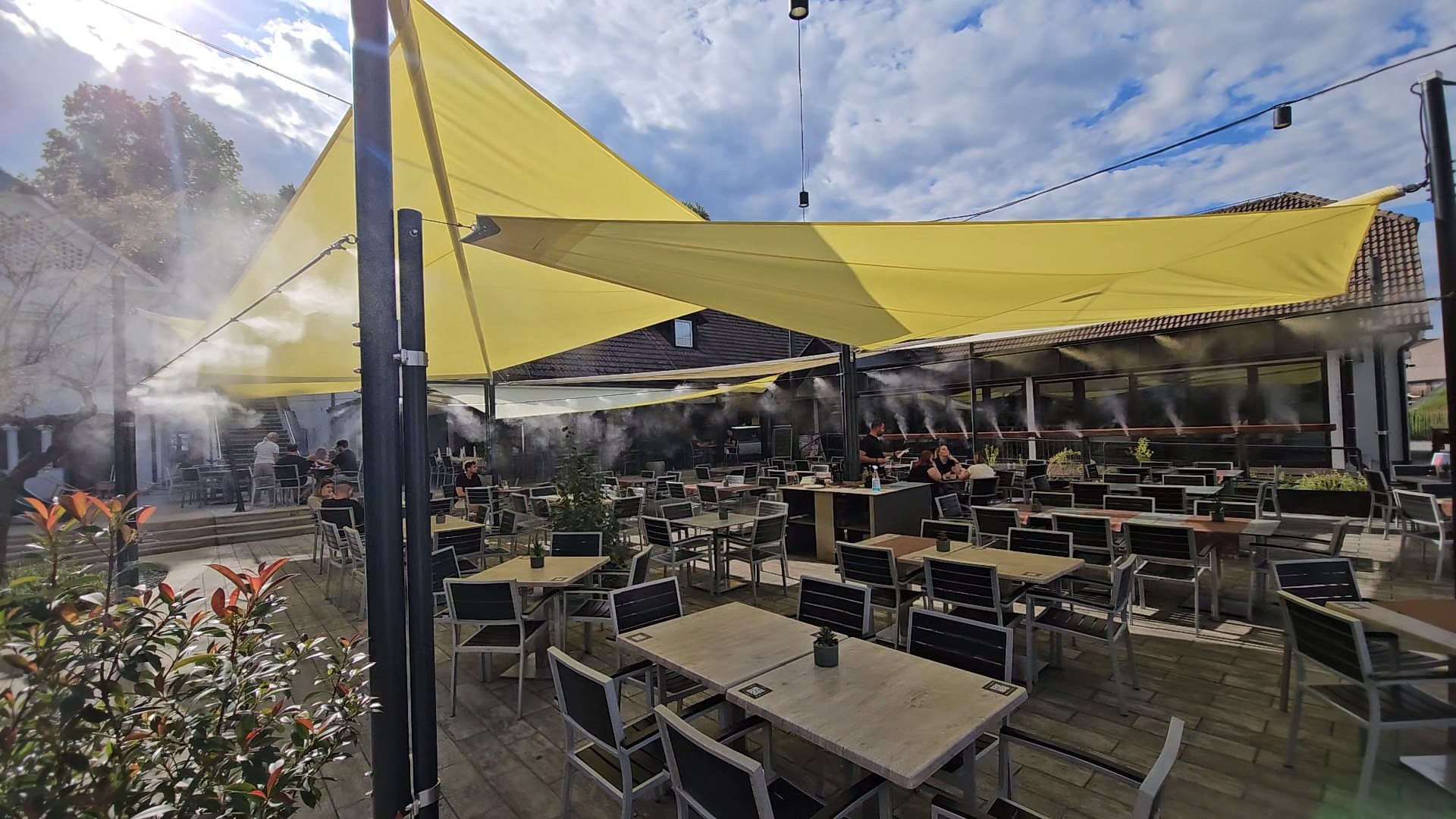 Meglenje nad lounge kotičkom s senčno mrežo