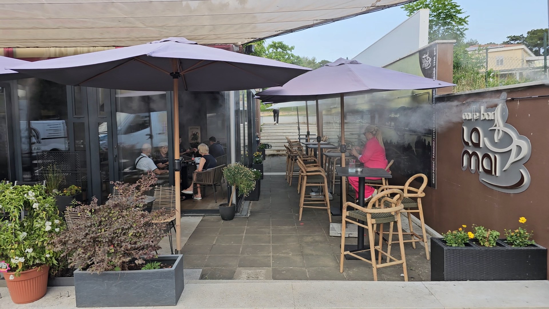 Meglenje na senčnikih ob cafe baru La mai
