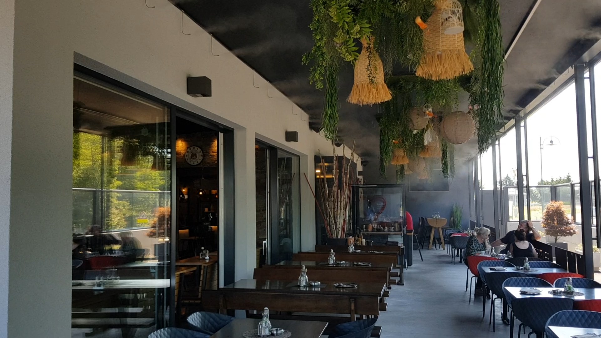 Meglenje na stekleni pergoli hotelske terase
