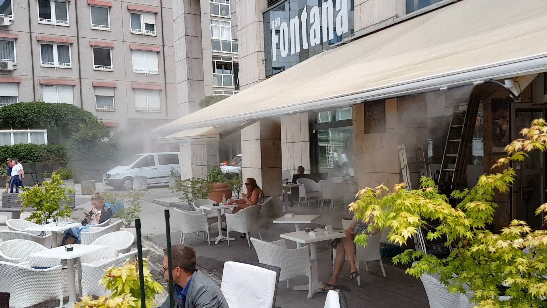 Meglenje na tendi — terasa s sedežno garnituro