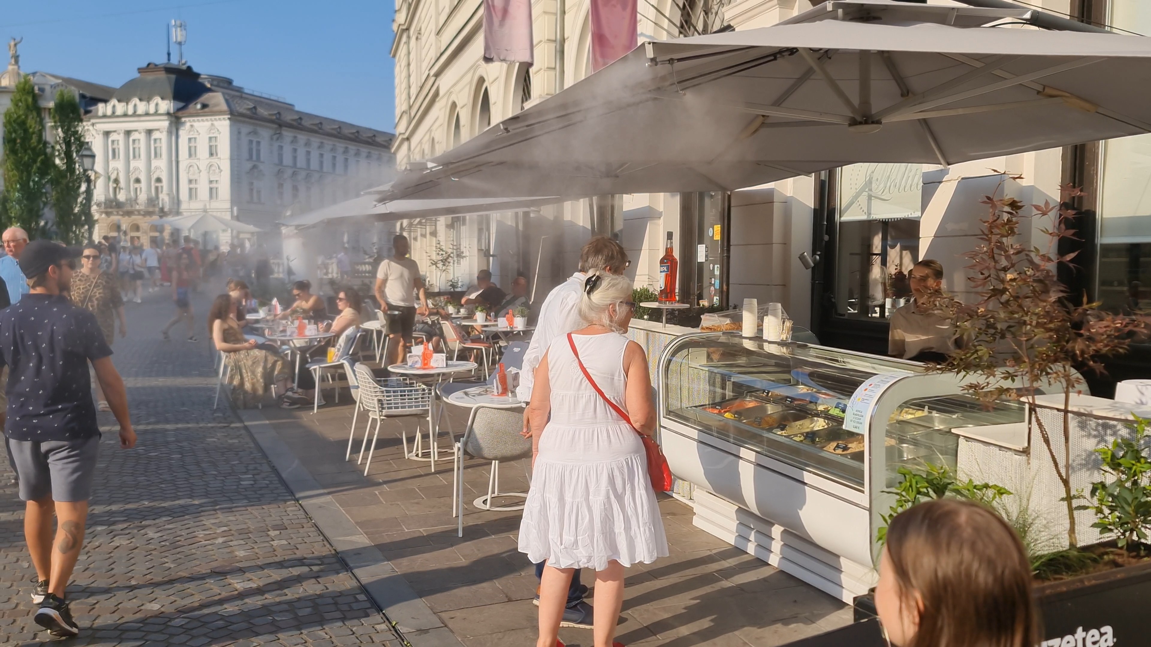 Meglenje na senčniku mestne slaščičarne