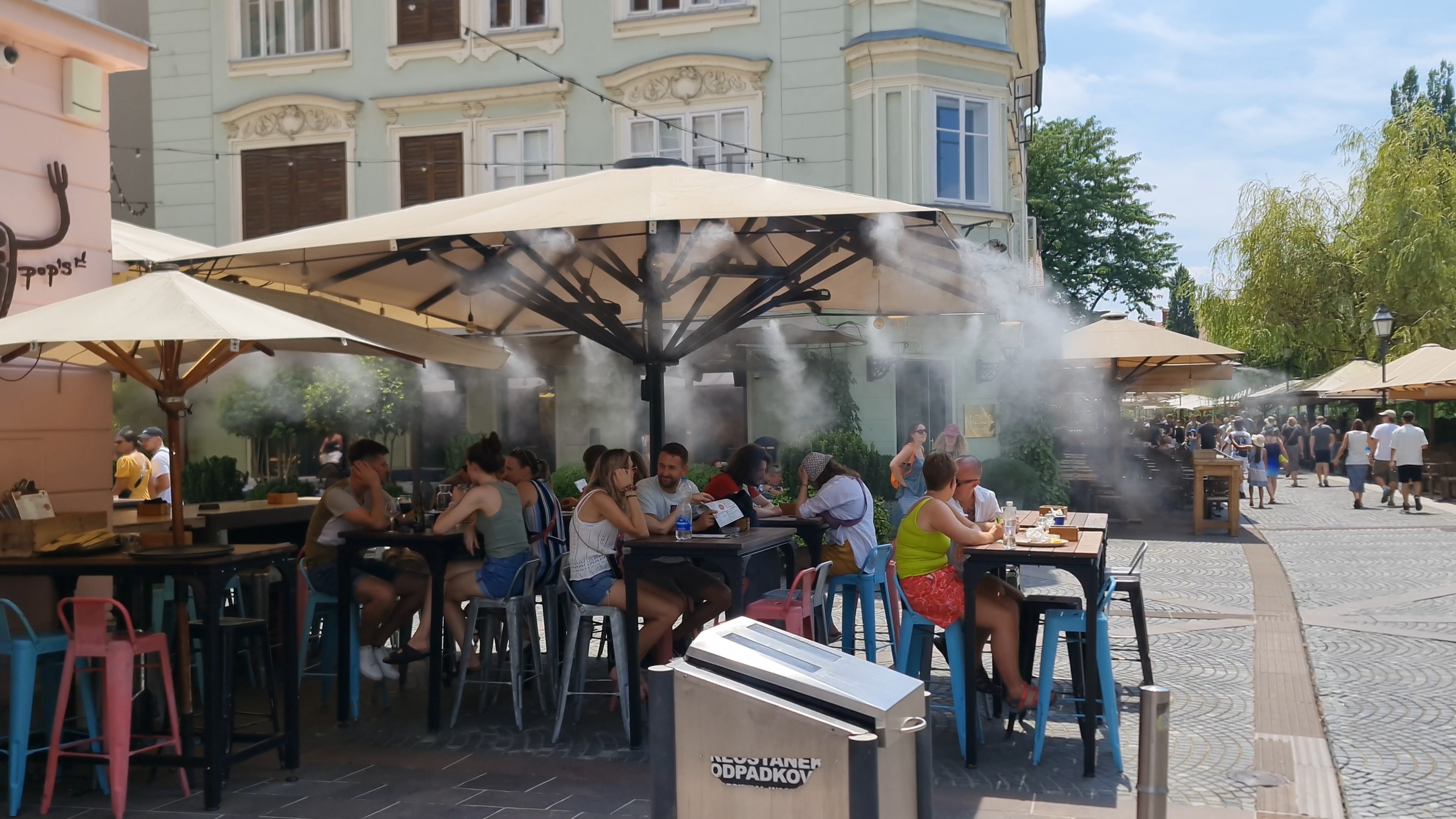 Meglenje na senčnikih na mestnem trgu
