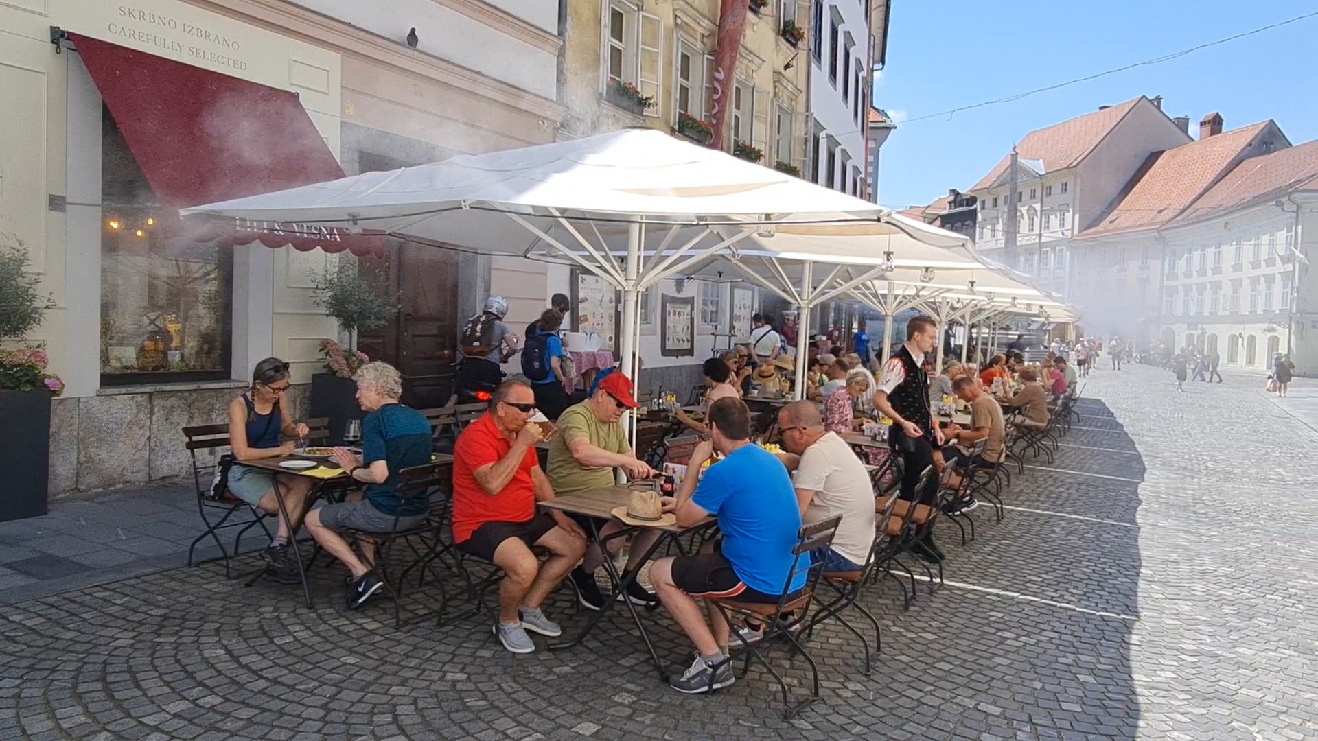 Meglenje na senčnikih ob stari mestni ulici
